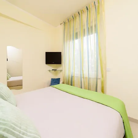 Apartment, 700m To Sandy דירה *