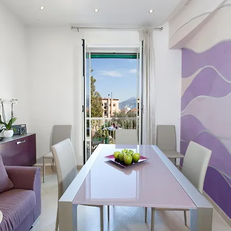 Apartment, 700m To Sandy דירה
