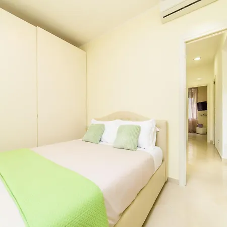 Apartment, 700m To Sandy דירה *